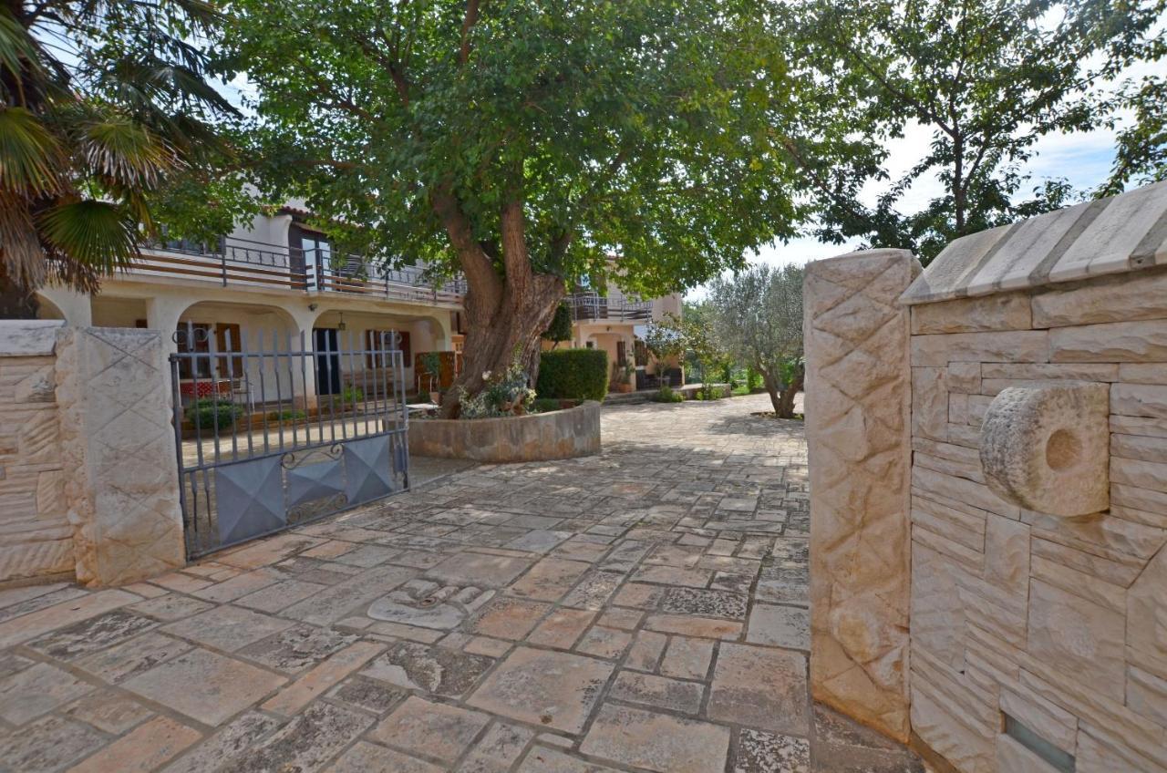 Apartments Josip Pavicini Exterior photo